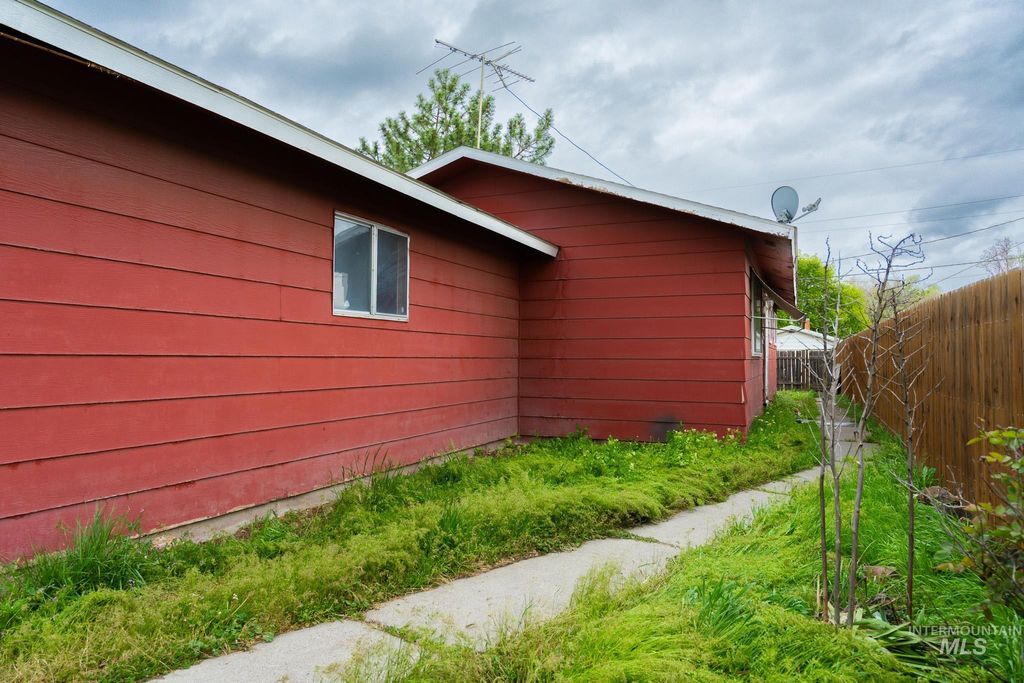 Photo of 448 NW 4th St, Ontario, OR 97914 (MLS # 98983585)