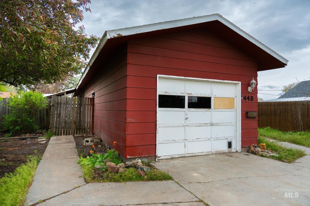 Photo of 448 NW 4th St, Ontario, OR 97914 (MLS # 98983585)