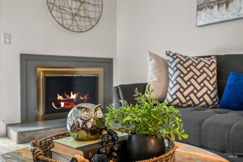 Photo of 835 N Camelot Dr, Boise, ID 83704 (MLS # 98959758)