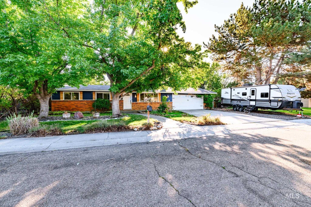 Photo of 2010 N Dalton Ave, Boise, ID 83704 (MLS # 99001273)