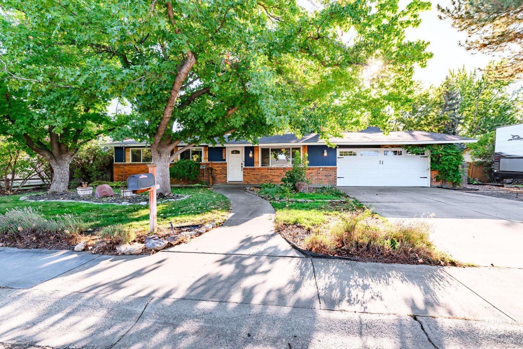 Photo of 2010 N Dalton Ave, Boise, ID 83704 (MLS # 99001273)