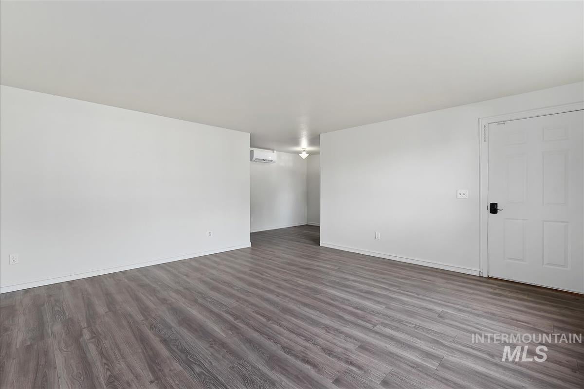 125 Donna Dr
