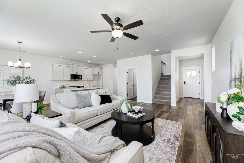 Photo of 173 W Broyhill St, Meridian, ID 83642 (MLS # 98976591)