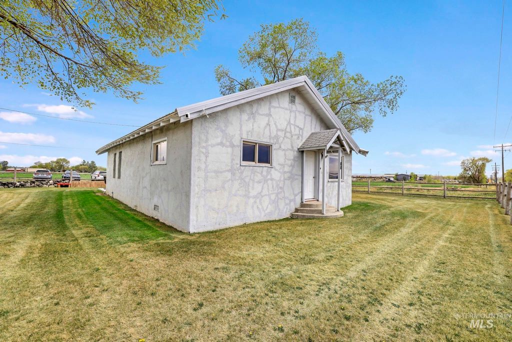 Photo of 88 S 400 W, Jerome, ID 83338 (MLS # 98982269)