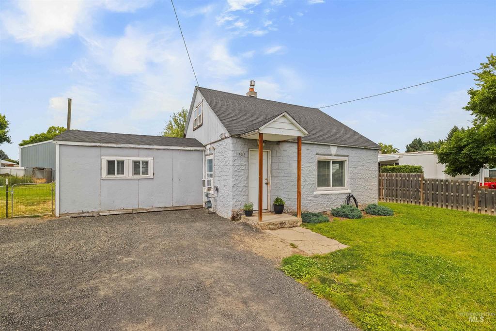 Photo of 3512 16th St, Lewiston, ID 83501 (MLS # 98994477)