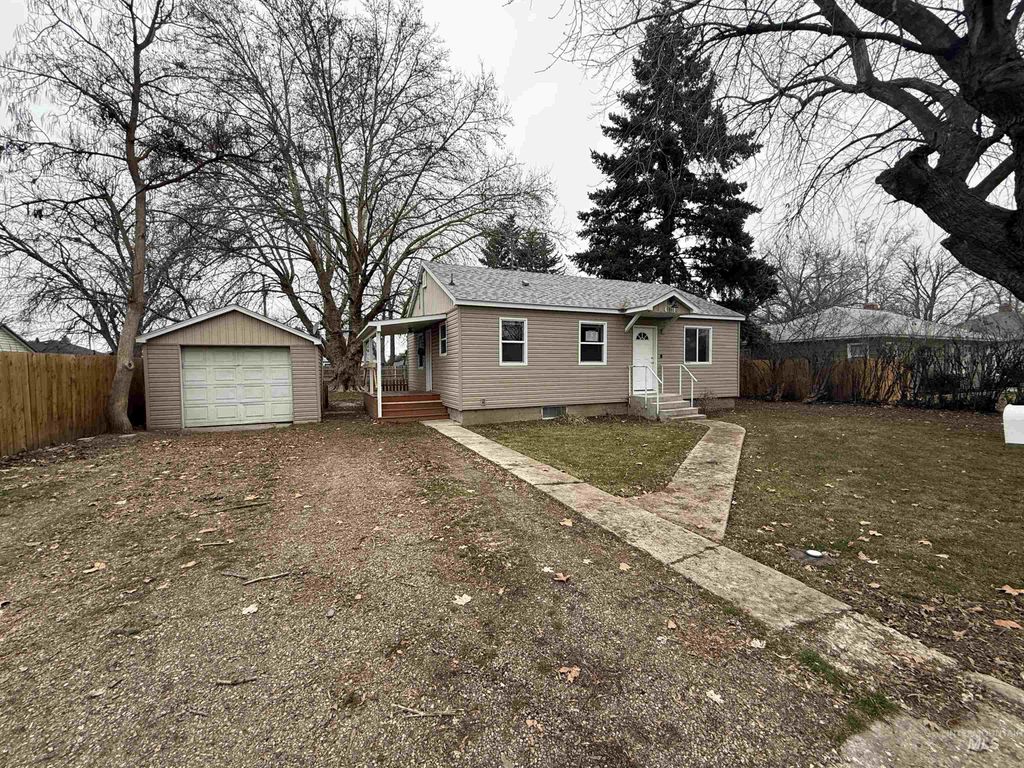 Photo of 1911 Lansing Ave, Caldwell, ID 83605 (MLS # 98972900)