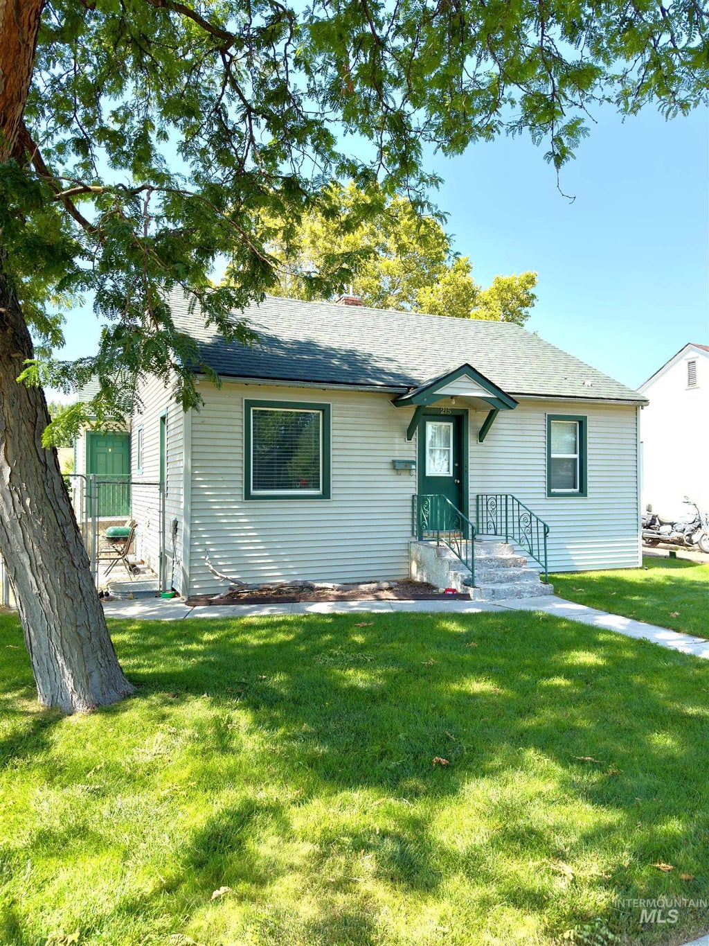 Photo of 215 S Juniper St, Nampa, ID 83686 (MLS # 98998404)