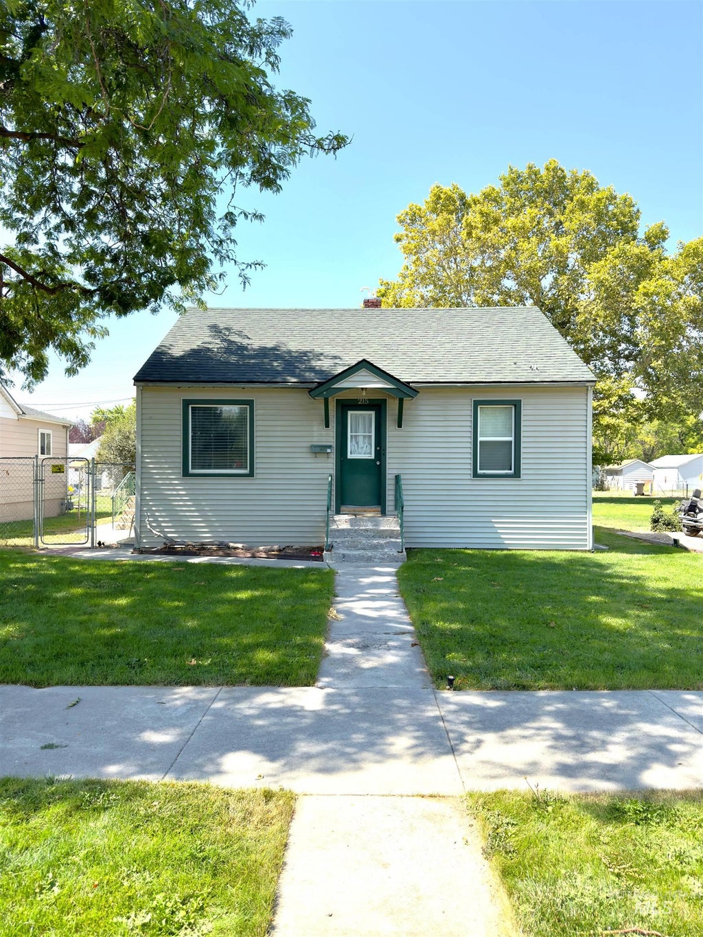 Photo of 215 S Juniper St, Nampa, ID 83686 (MLS # 98998404)