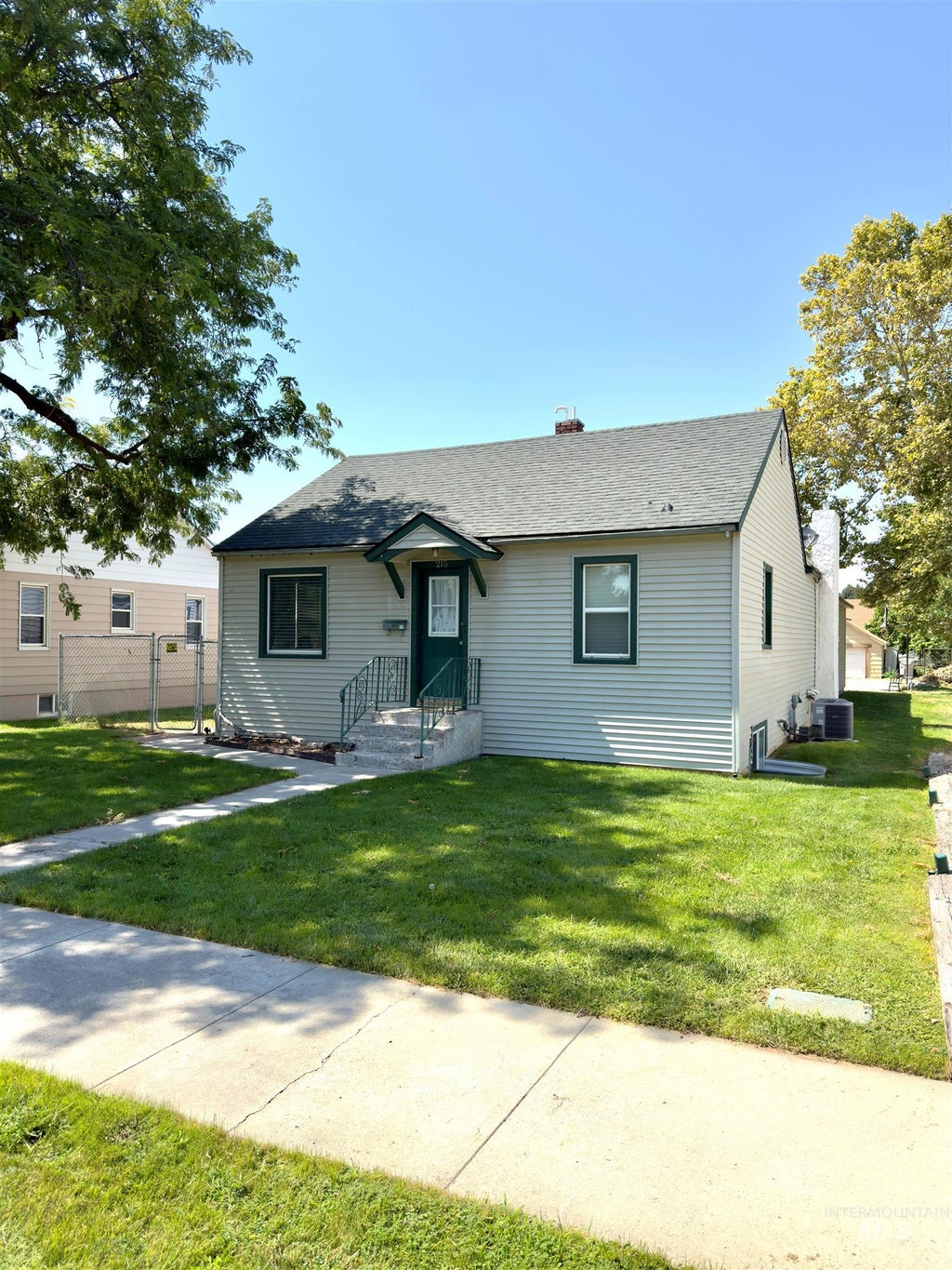 Photo of 215 S Juniper St, Nampa, ID 83686 (MLS # 98998404)