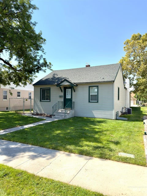 Photo of 215 S Juniper St, Nampa, ID 83686 (MLS # 98998404)