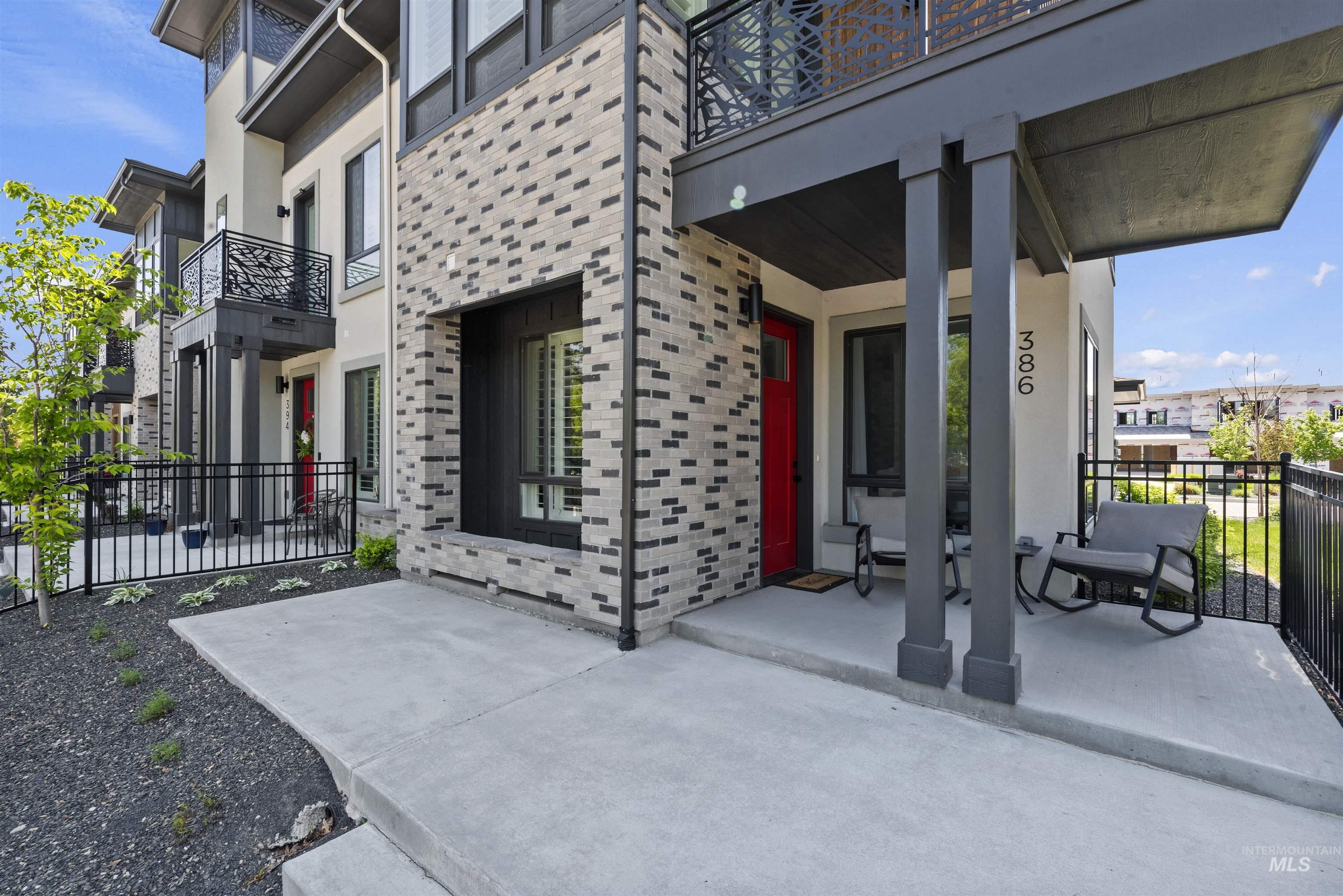 386 E Presidio Ln