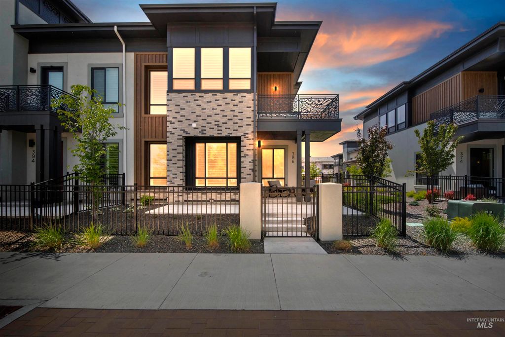 Photo of 386 E Presidio Ln, Eagle, ID 83616 (MLS # 98964723)