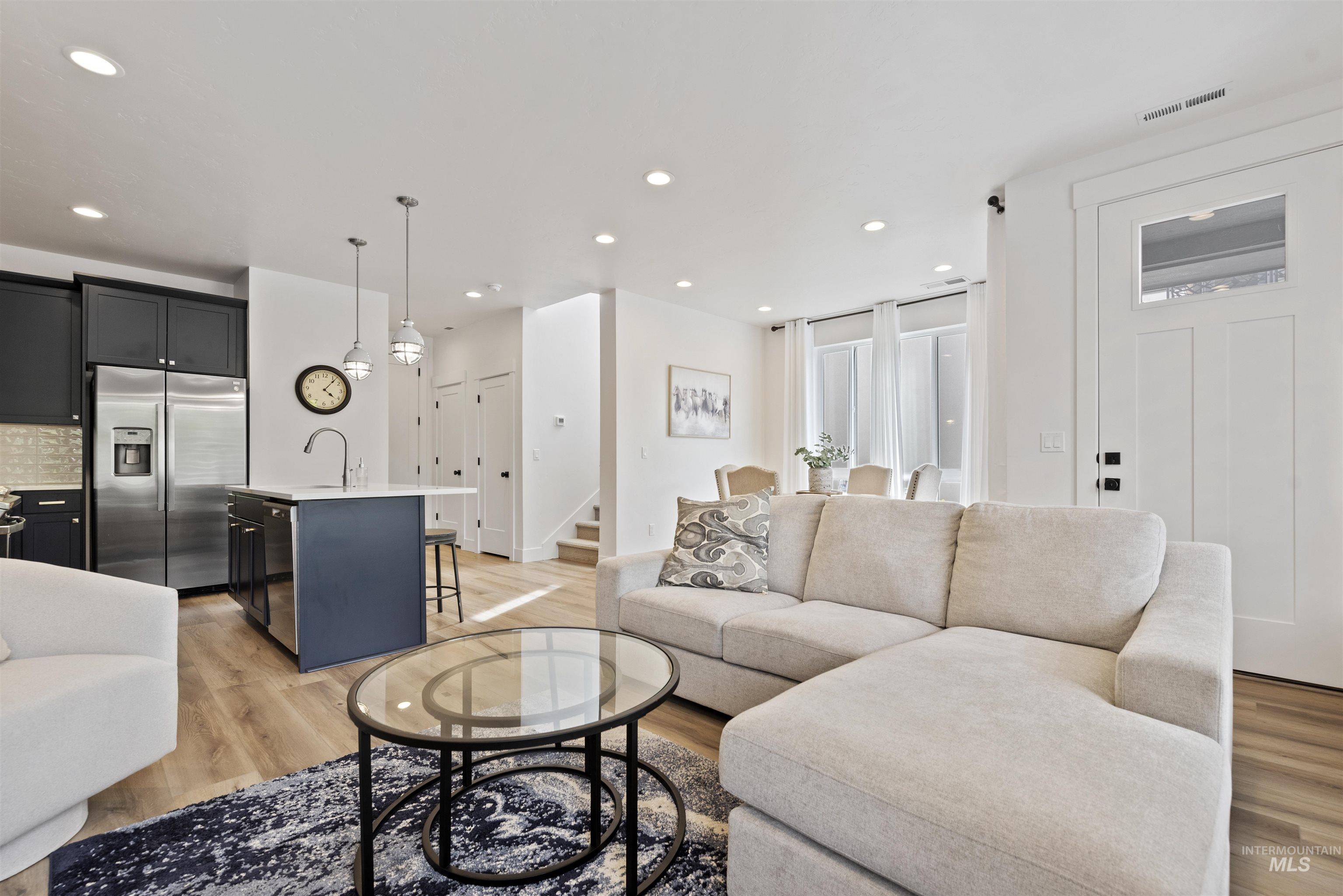 386 E Presidio Ln