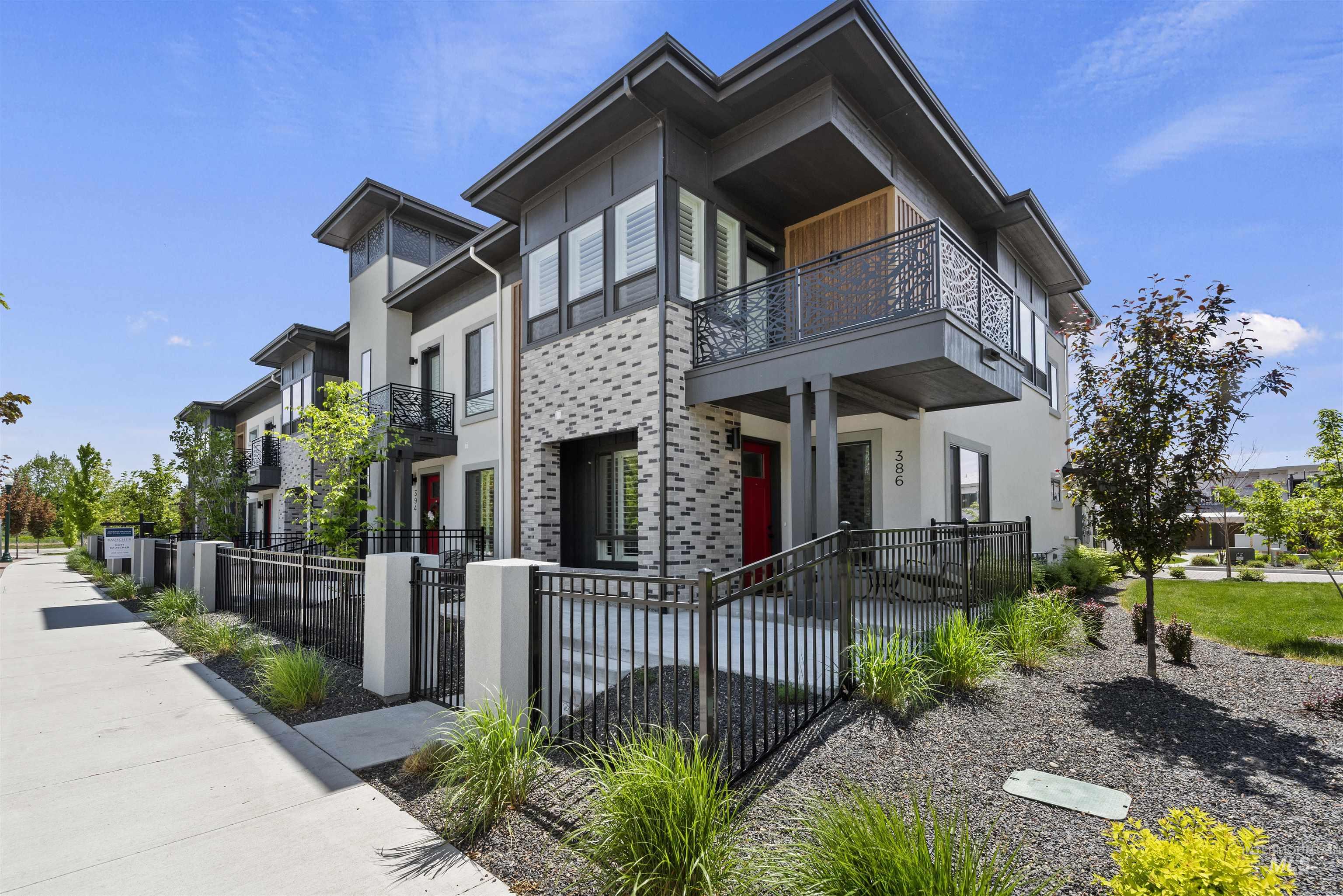 386 E Presidio Ln