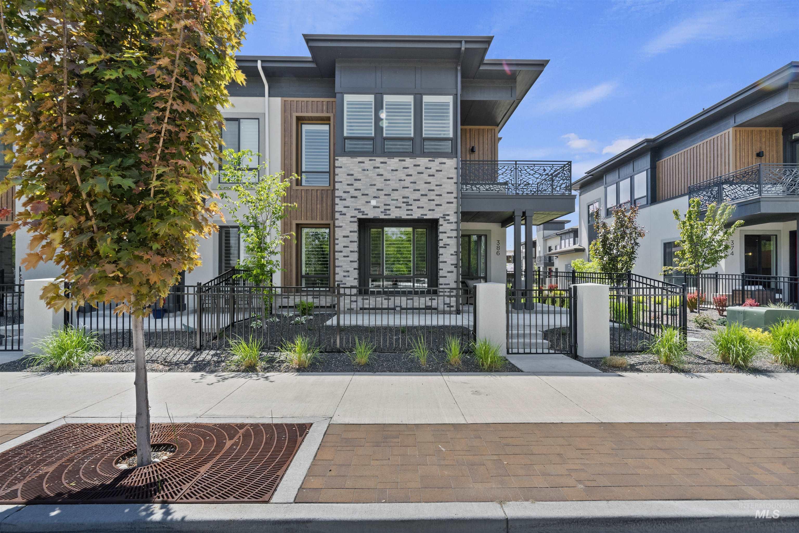 386 E Presidio Ln