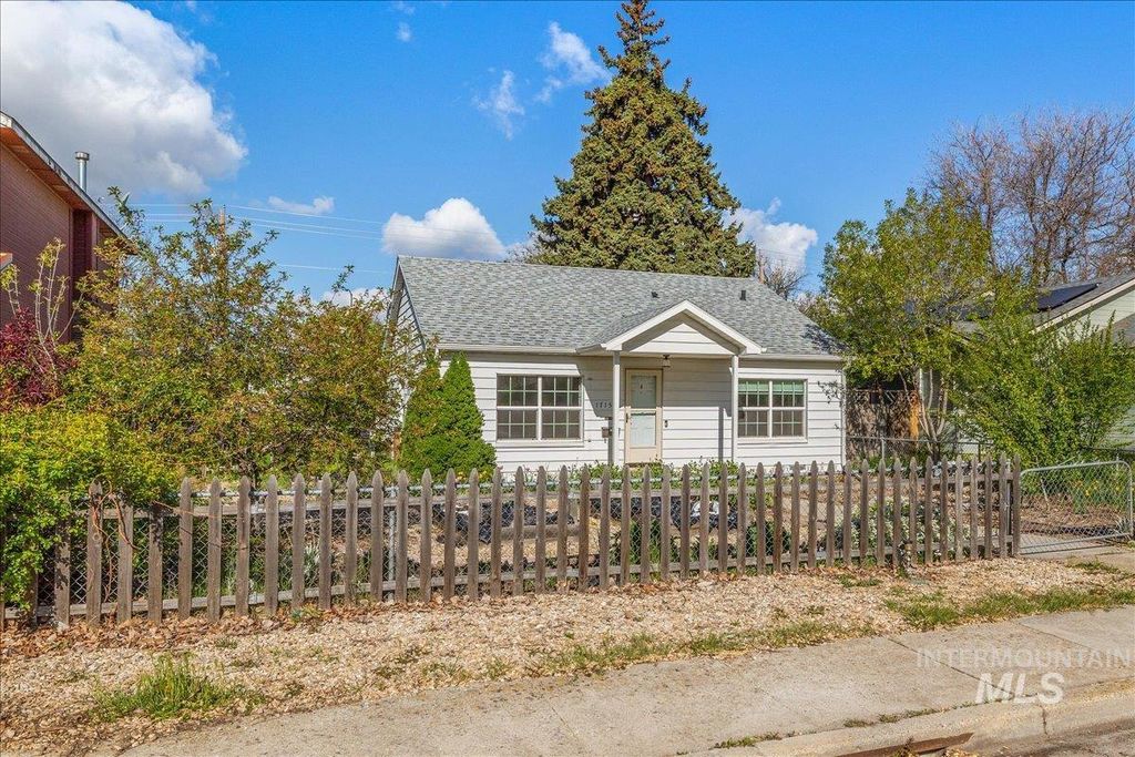 Photo of 1715 S Robert St, Boise, ID 83705 (MLS # 98984154)