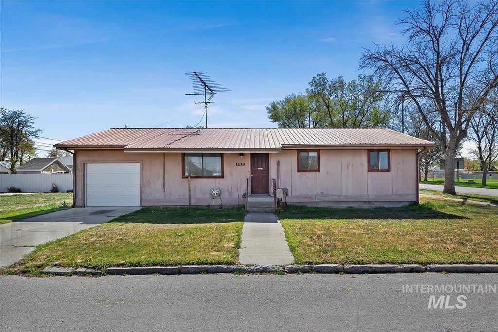 Photo of 1229 Birch St, Buhl, ID 83316 (MLS # 98981520)