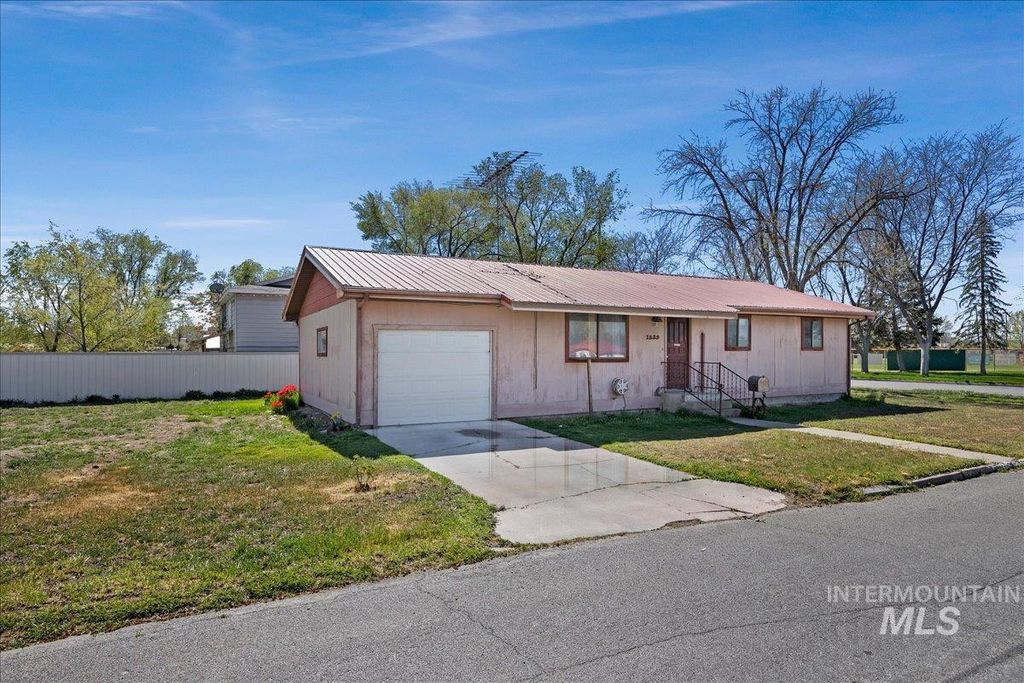 Photo of 1229 Birch St, Buhl, ID 83316 (MLS # 98981520)