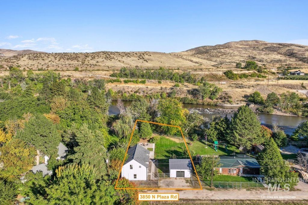 Photo of 3850 N Plaza Road, Emmett, ID 83617 (MLS # 98964221)