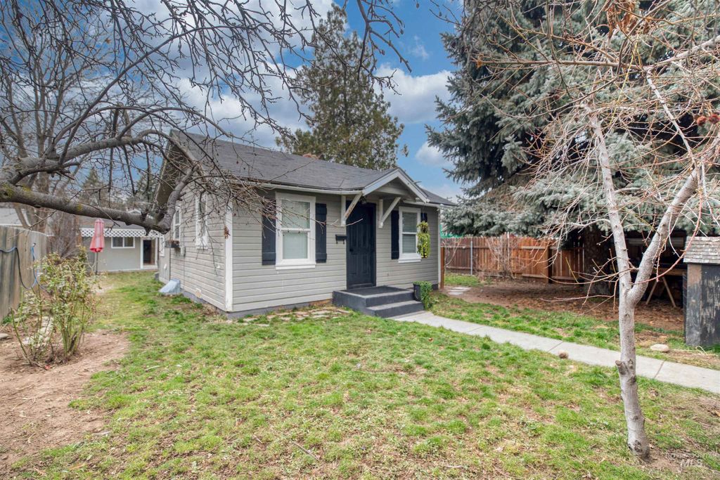 Photo of 1320 Arthur Street, Caldwell, ID 83605 (MLS # 98972867)