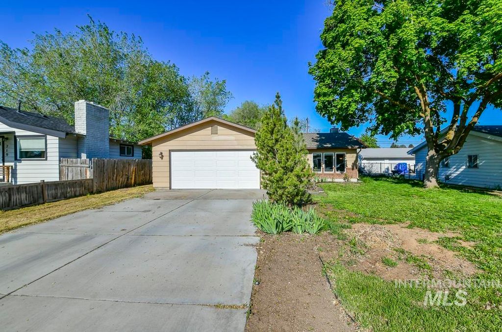 Photo of 715 S Almond St, Nampa, ID 83686 (MLS # 98983886)