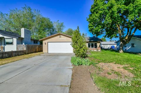 Photo of 715 S Almond St, Nampa, ID 83686 (MLS # 98983886)