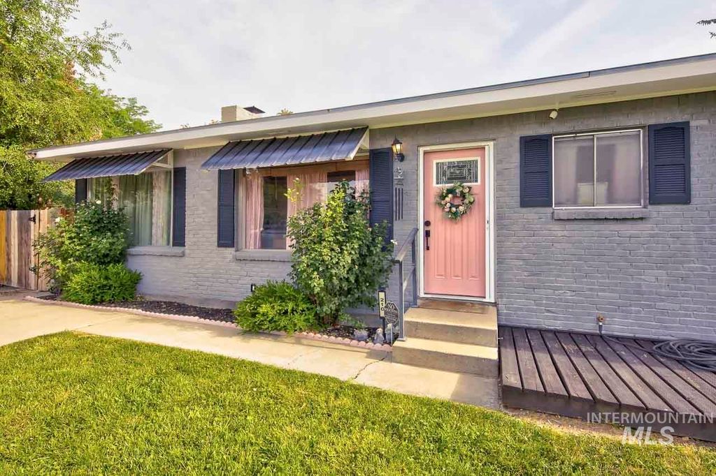 Photo of 210 W Louisiana Ave, Nampa, ID 83686 (MLS # 98988867)