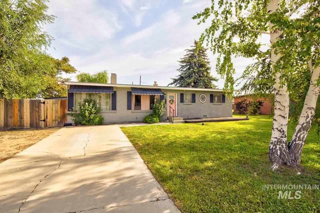 Photo of 210 W Louisiana Ave, Nampa, ID 83686 (MLS # 98988867)