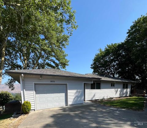 Photo of 1605 Vineyard Dr, Lewiston, ID 83501 (MLS # 98950981)