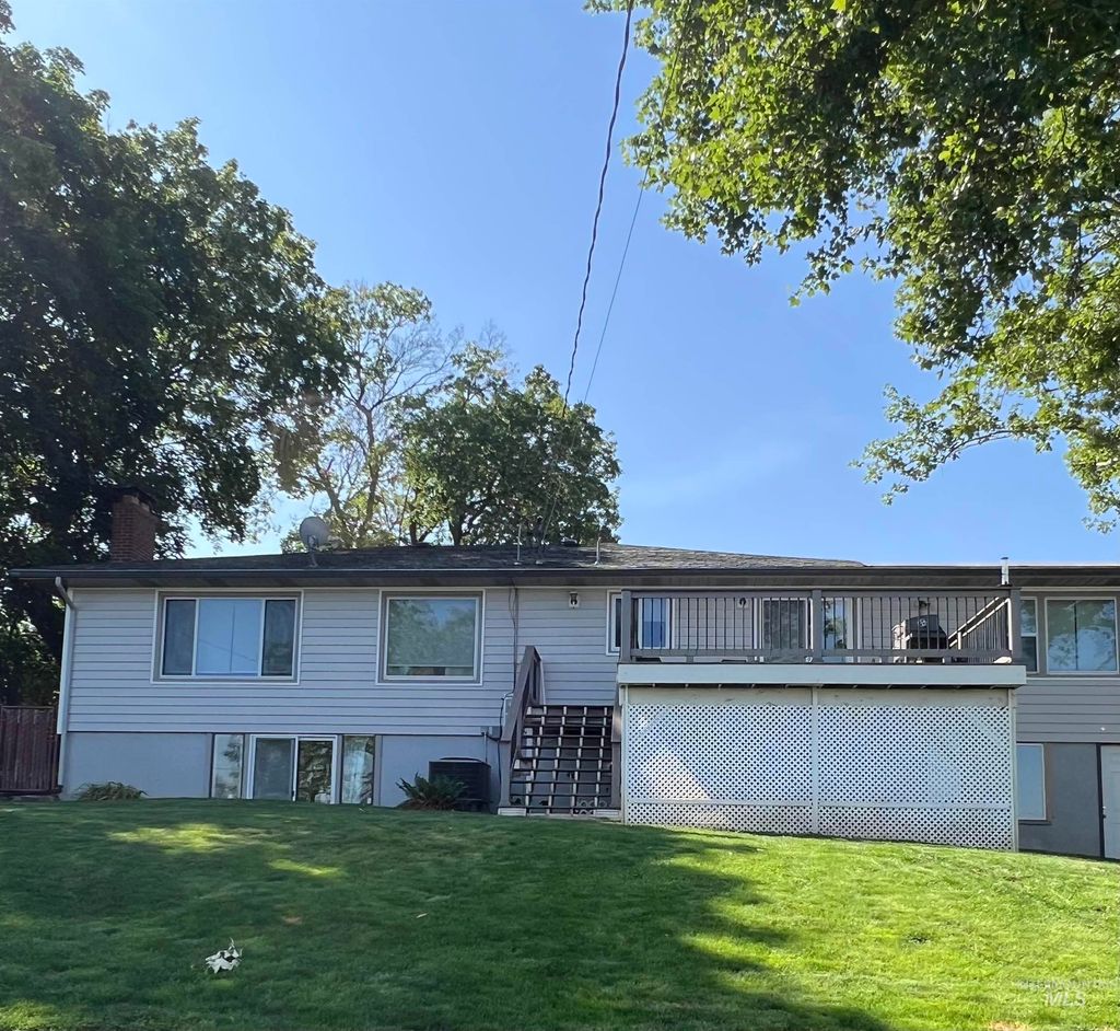 Photo of 1605 Vineyard Dr, Lewiston, ID 83501 (MLS # 98950981)