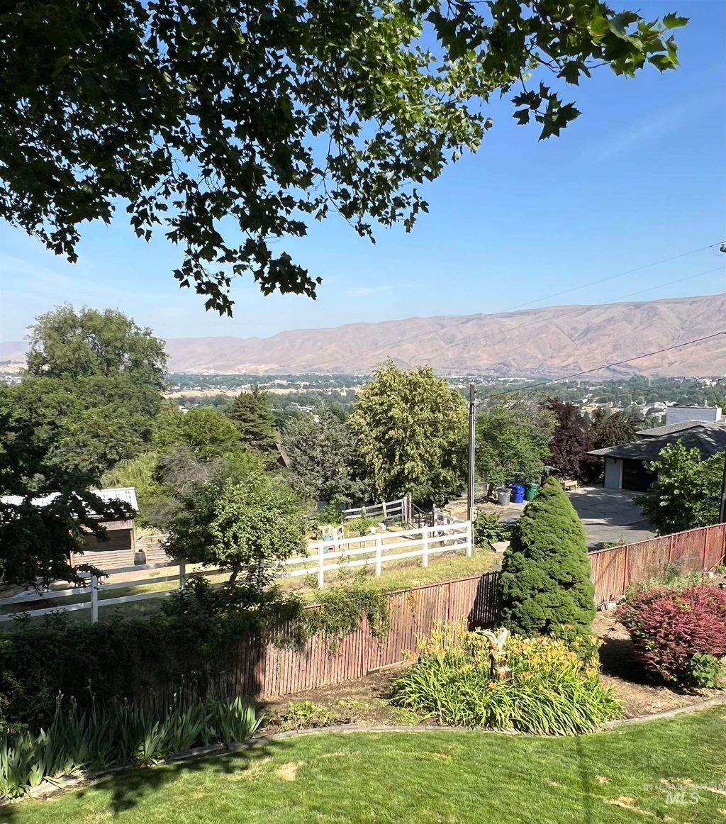 Photo of 1605 Vineyard Dr, Lewiston, ID 83501 (MLS # 98950981)
