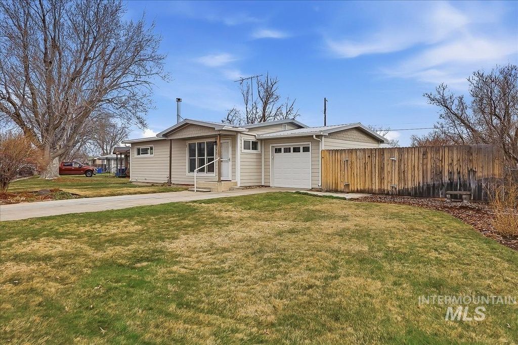 Photo of 110 Abbott Dr, Mountain Home, ID 83647 (MLS # 98975243)