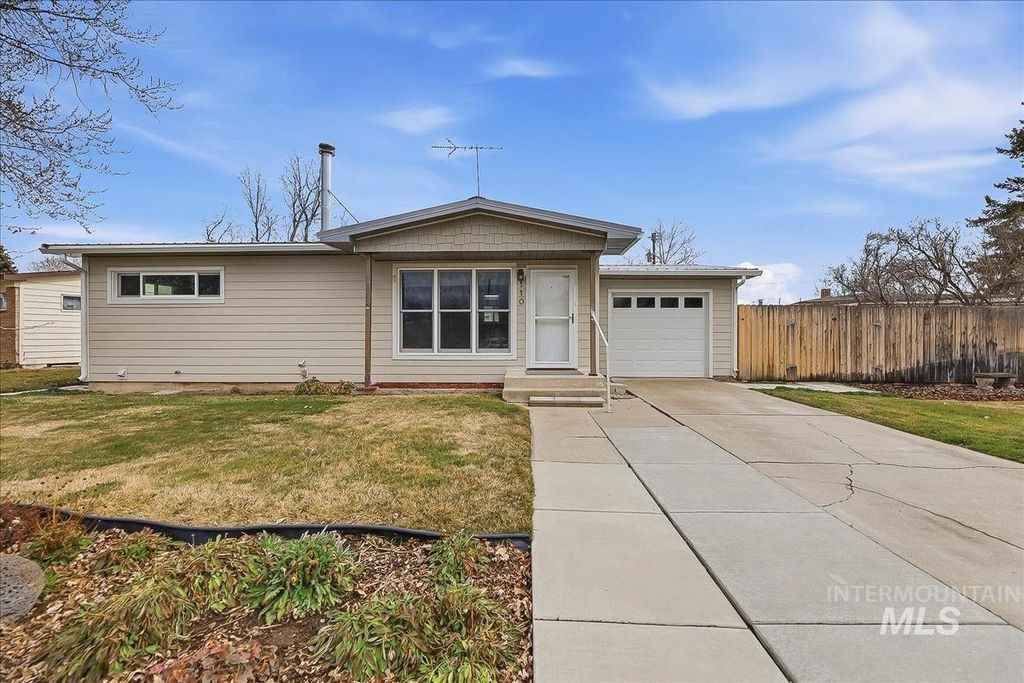 Photo of 110 Abbott Dr, Mountain Home, ID 83647 (MLS # 98975243)