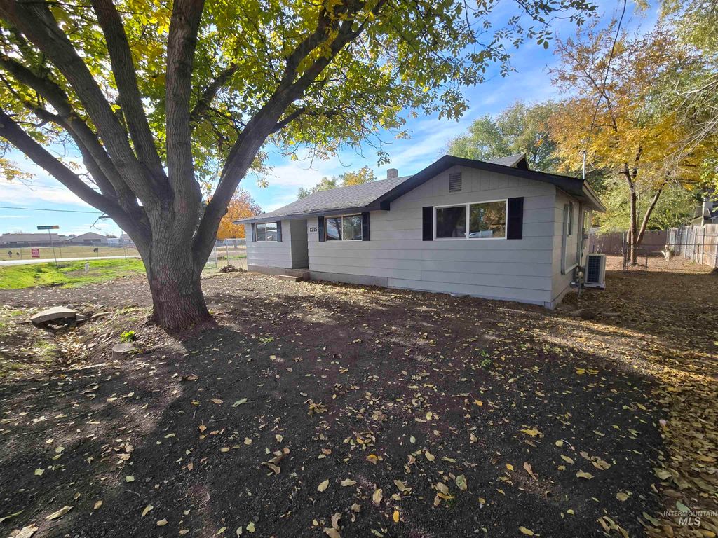 Photo of 1215 N Bonneville St, Nampa, ID 83651 (MLS # 98966876)