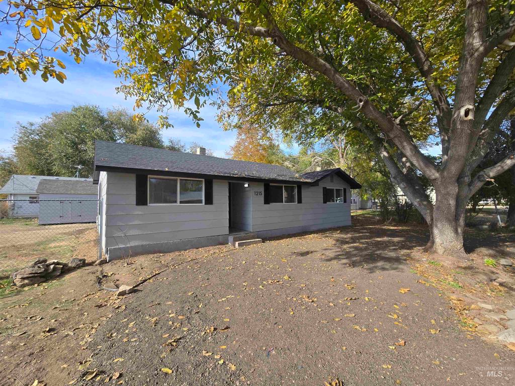 Photo of 1215 N Bonneville St, Nampa, ID 83651 (MLS # 98966876)