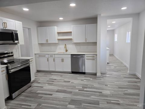 Photo of 1215 N Bonneville St, Nampa, ID 83651 (MLS # 98966876)