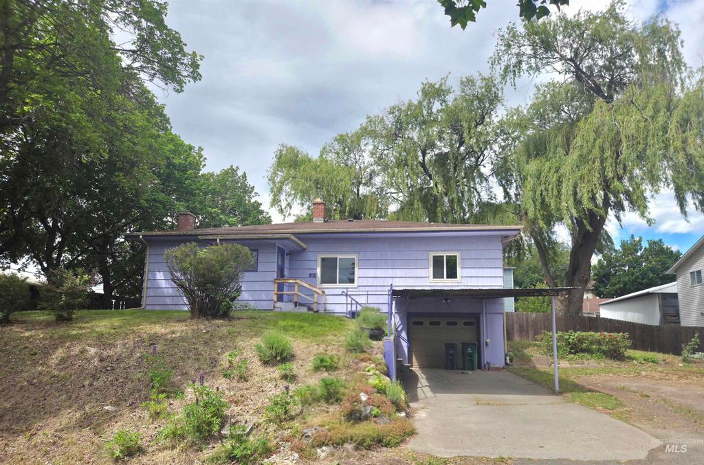 Photo of 615 N Washington St, Moscow, ID 83843 (MLS # 98969172)