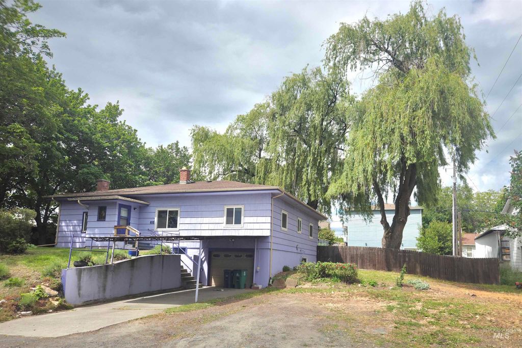 Photo of 615 N Washington St, Moscow, ID 83843 (MLS # 98969172)
