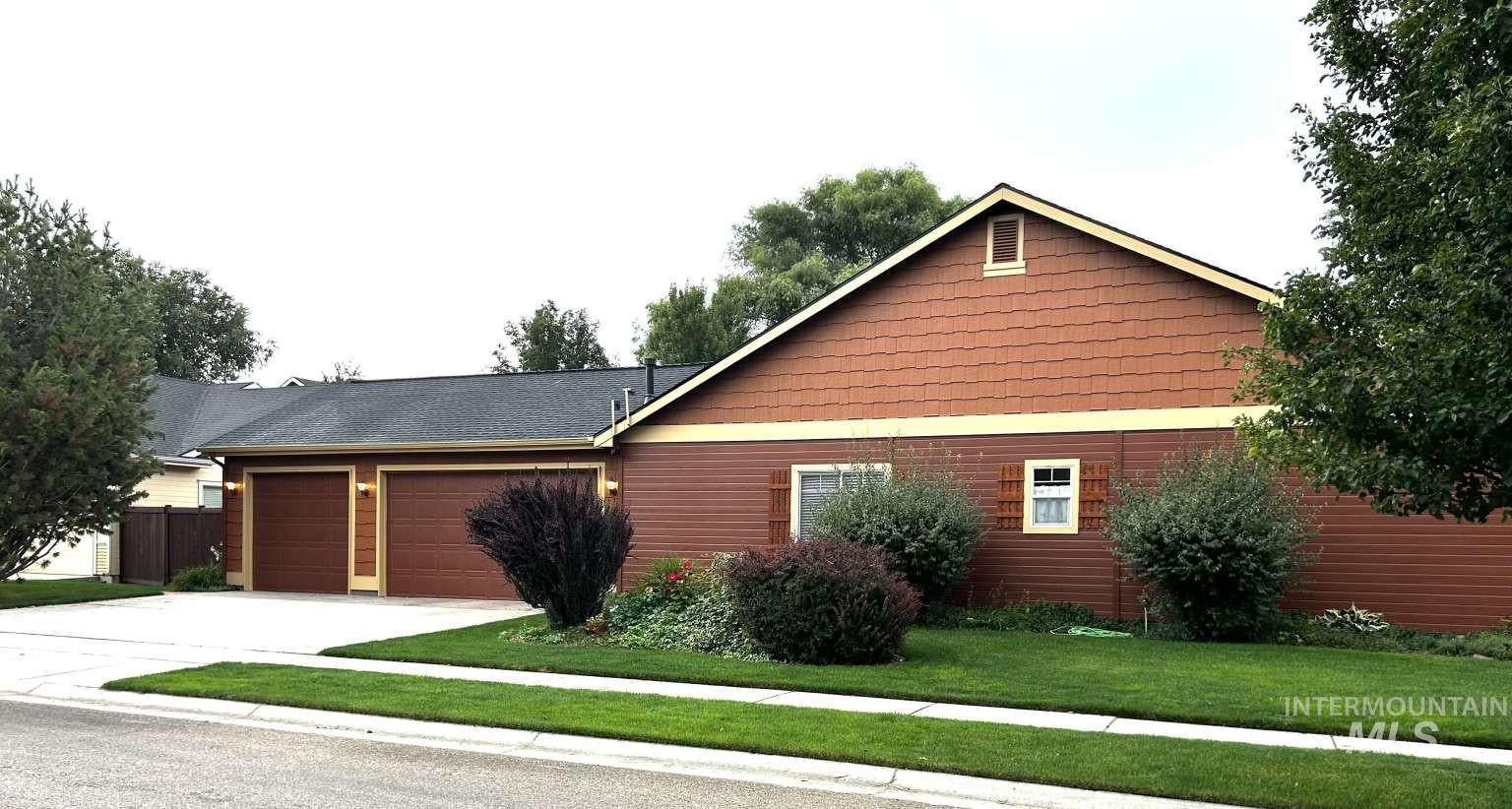 3738 N Hollymount Way