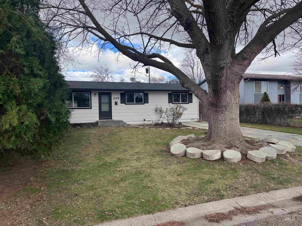 Photo of 205 Meyer Ave, Nampa, ID 83686 (MLS # 98977102)