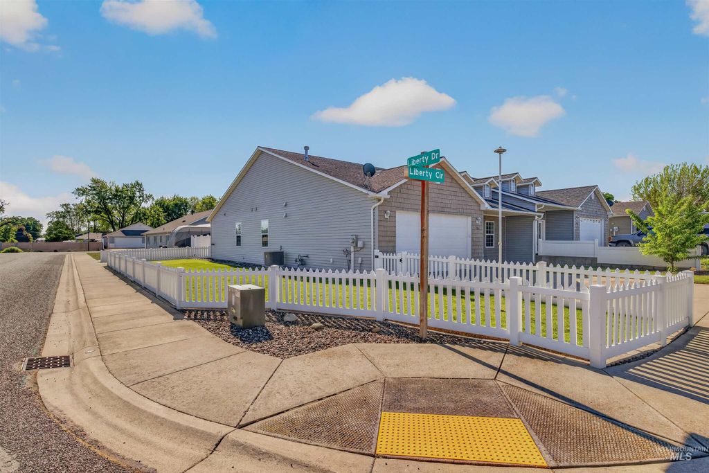 Photo of 1101 Liberty Circle, Clarkston, WA 99403 (MLS # 98985668)