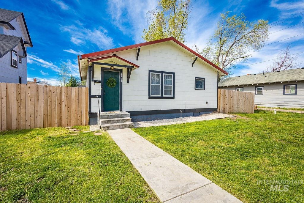 Photo of 1315 4th St S St, Nampa, ID 83651 (MLS # 98981119)