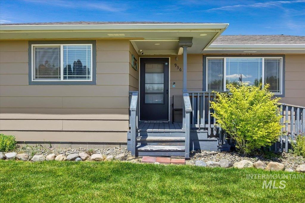 Photo of 936 Lavina Avenue, Twin Falls, ID 83301 (MLS # 98987405)
