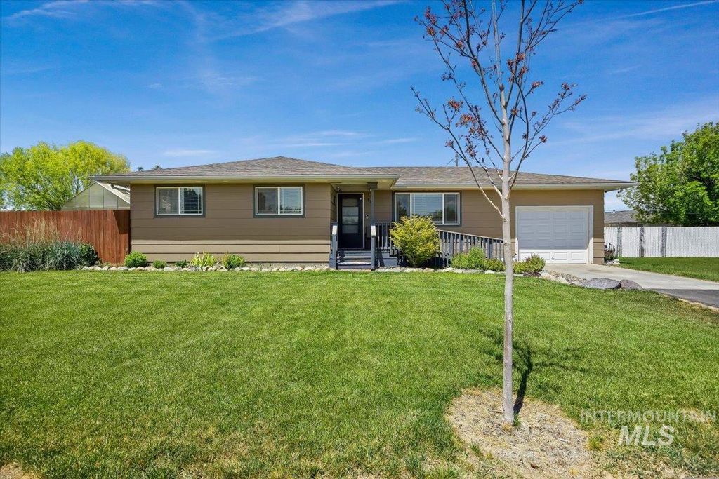 Photo of 936 Lavina Avenue, Twin Falls, ID 83301 (MLS # 98987405)