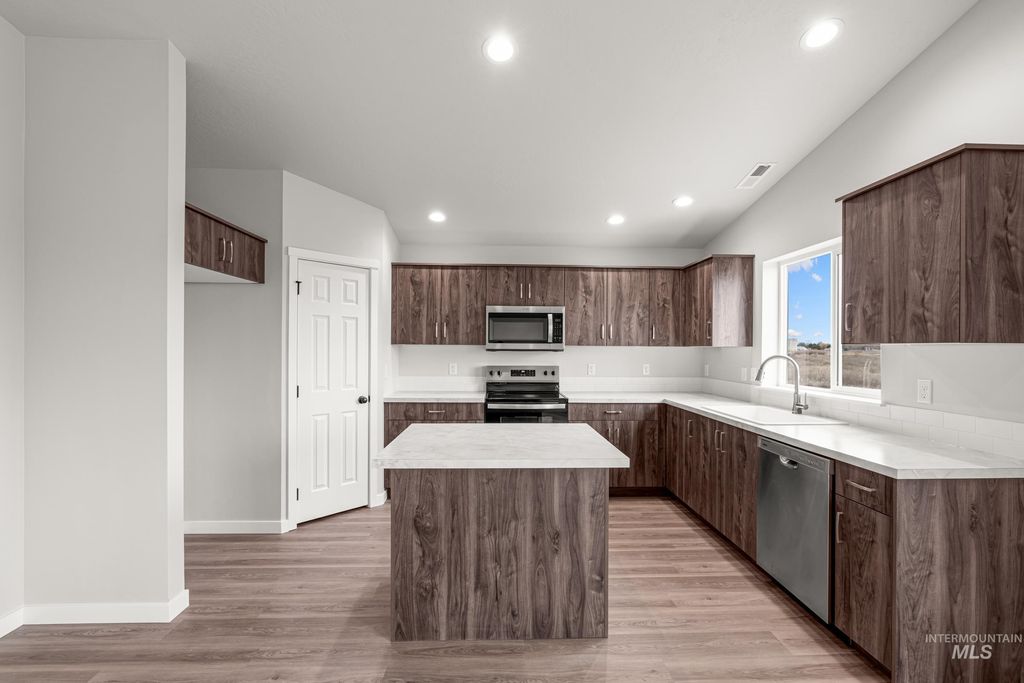 Photo of 13733 Redway Ct, Caldwell, ID 83607 (MLS # 98983777)