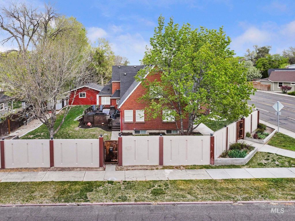 Photo of 102 Fillmore St, Twin Falls, ID 83301 (MLS # 98982106)