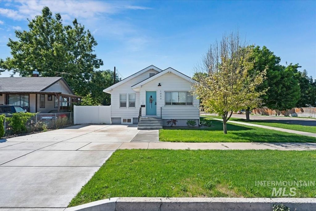 Photo of 1003 15th Ave. S Ave, Nampa, ID 83651 (MLS # 98991482)