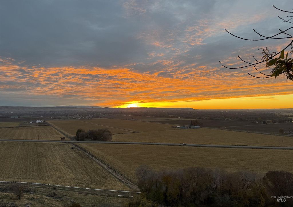 Photo of 319 Snowmoody Way, Ontario, OR 97914 (MLS # 98980964)