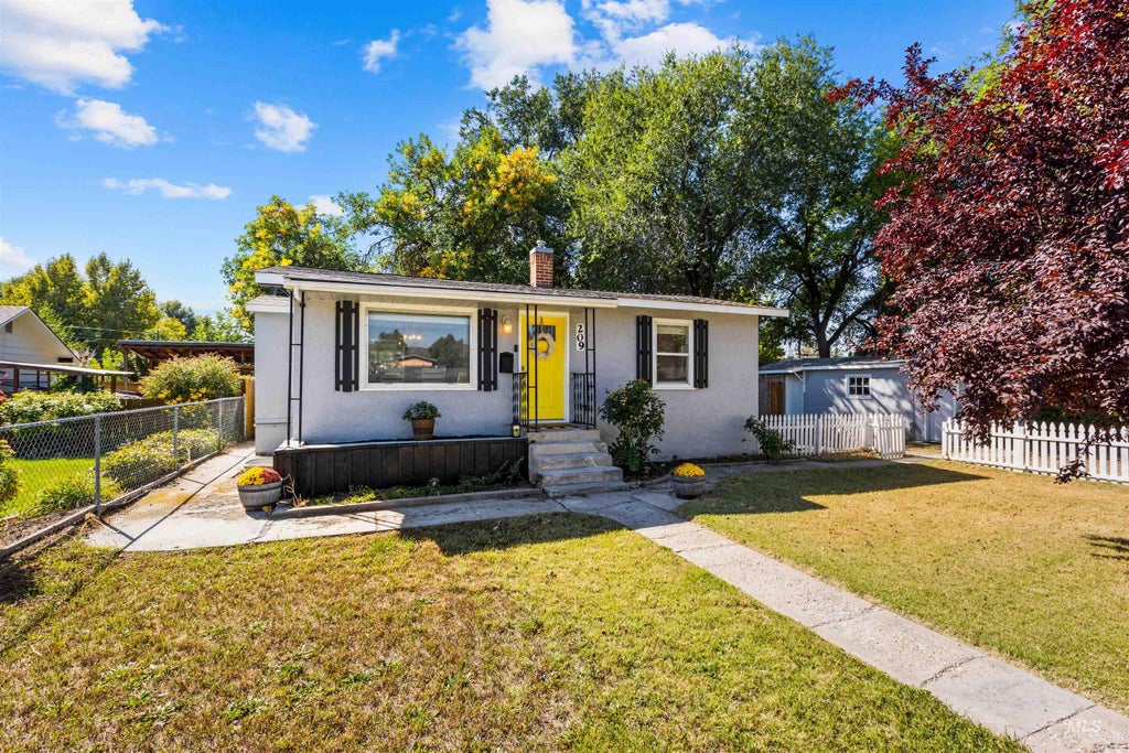 Photo of 209 W Elm St, Caldwell, ID 83605 (MLS # 99001122)