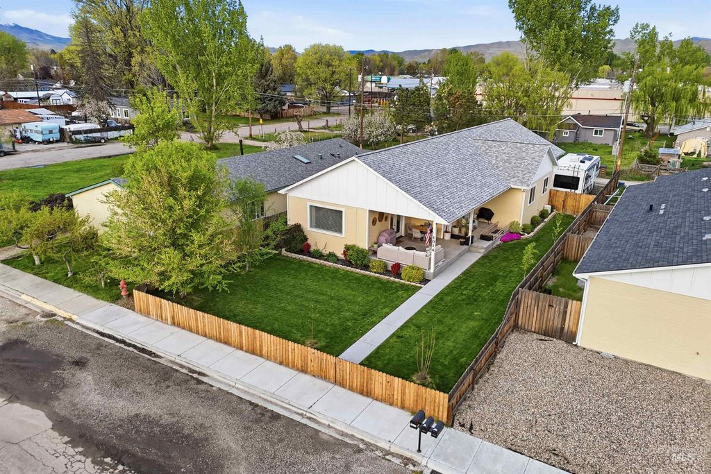 Photo of 1014 S Boise Ave, Emmett, ID 83617 (MLS # 98982430)